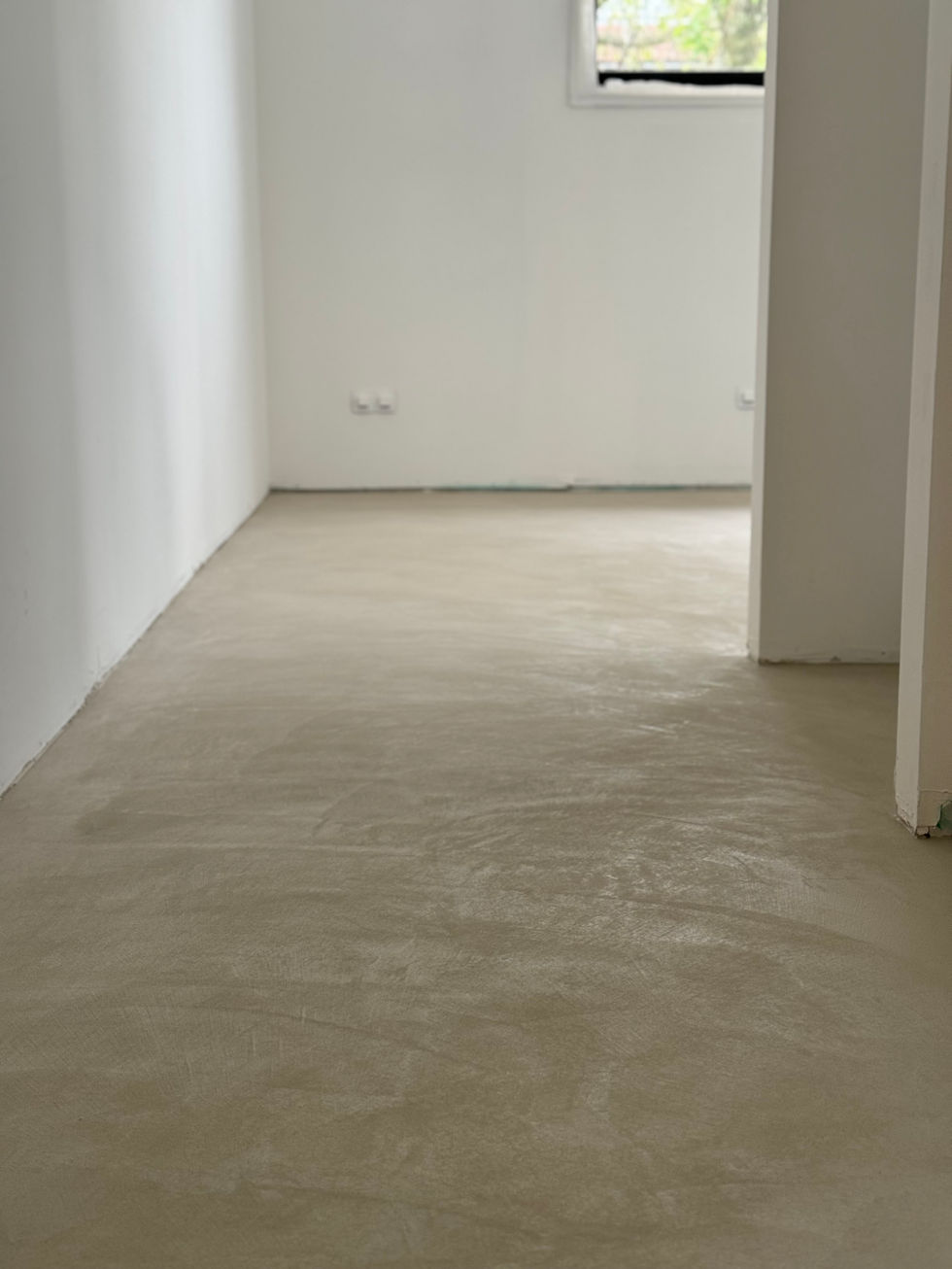 sol béton ciré réalisation béton revêtement décoratif mur plafond sol salle de bain 