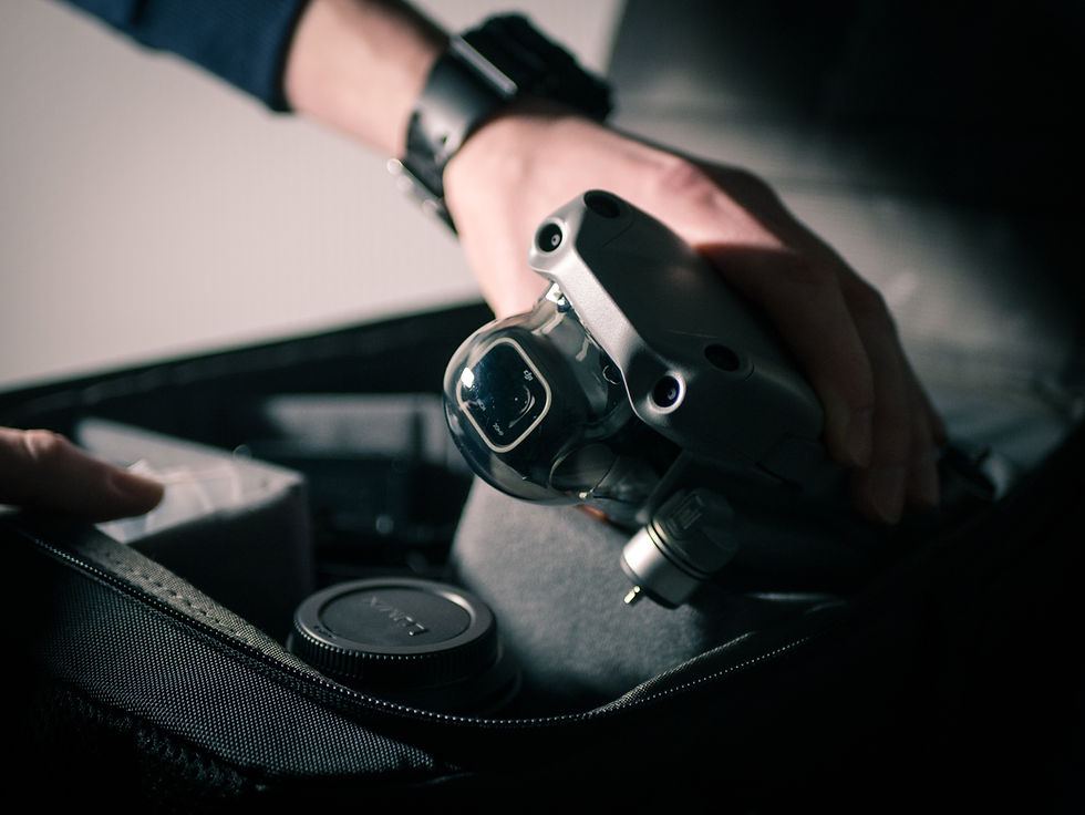 Un vidéaste sors un drone de son sac de matériel