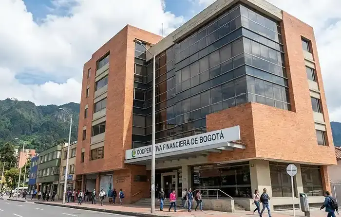 cámaras de seguridad con IA en sucursal bancaria para monitoreo inteligente