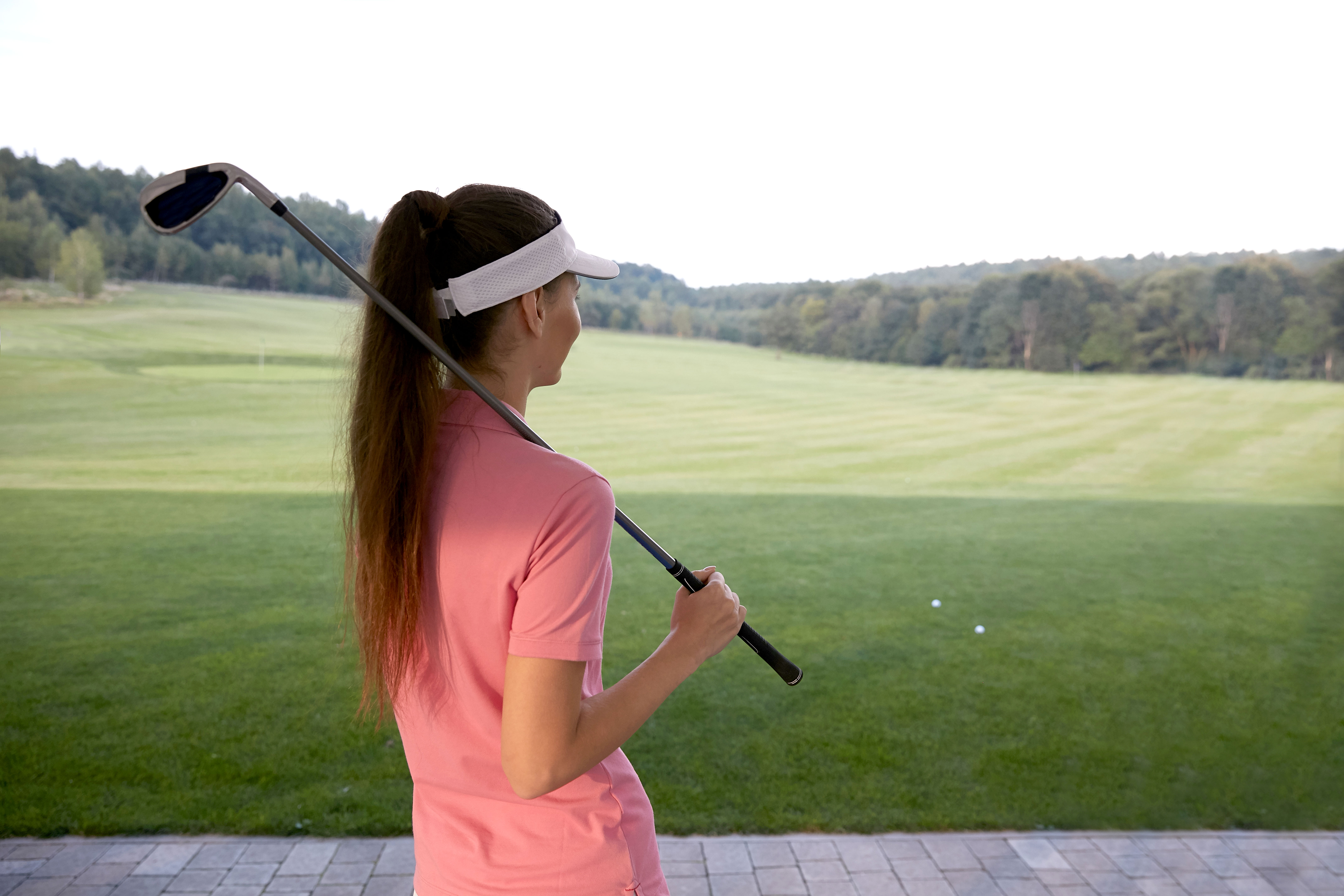 Kvinna som spelar golf