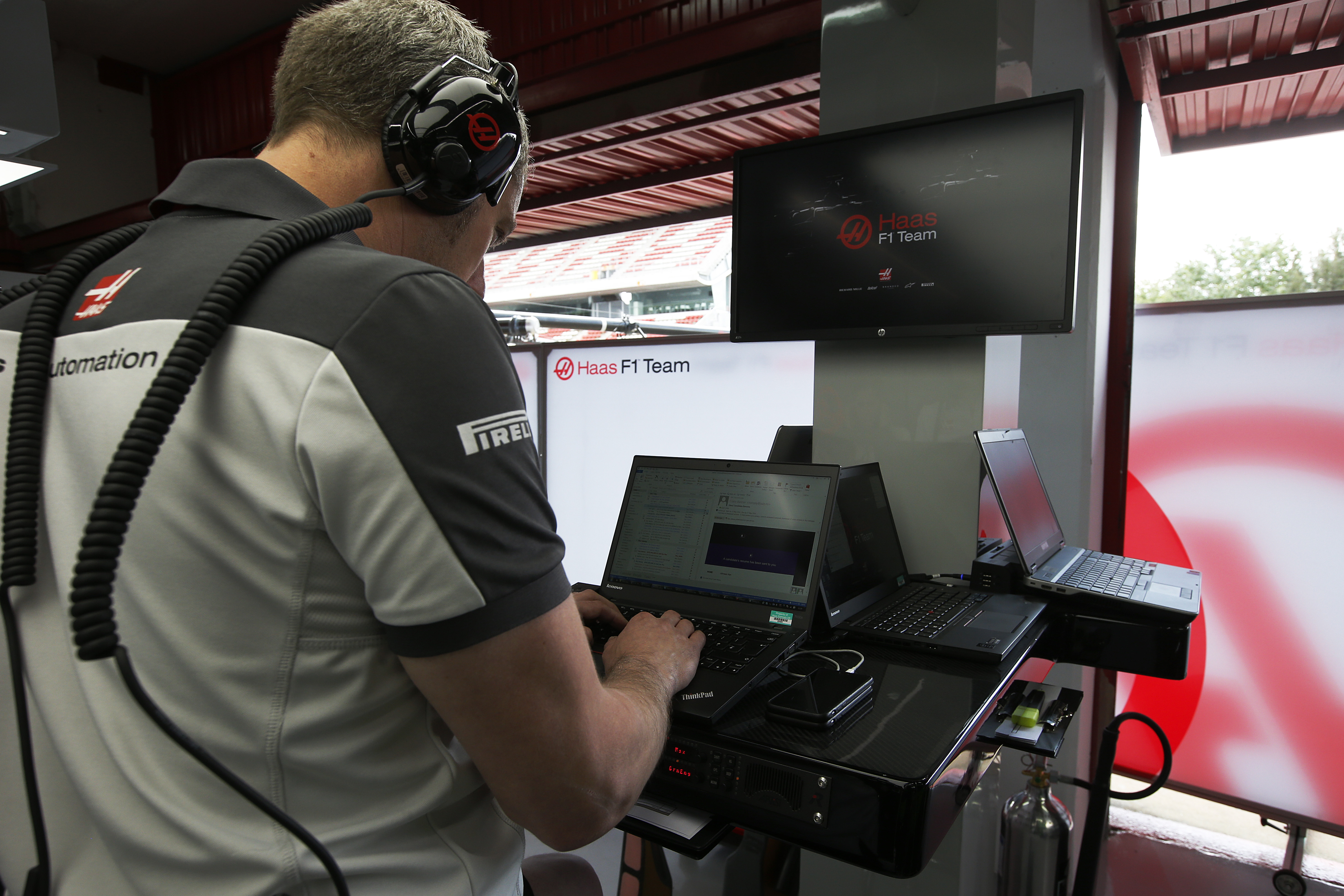 Haas F1 Mechanics Station