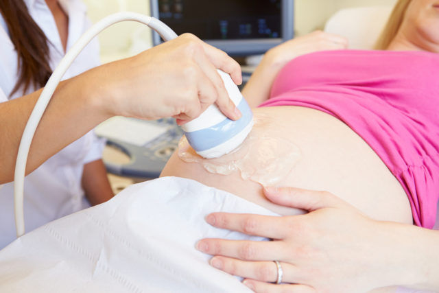 The-first-ultrasound-in-pregnancy-2-640x427