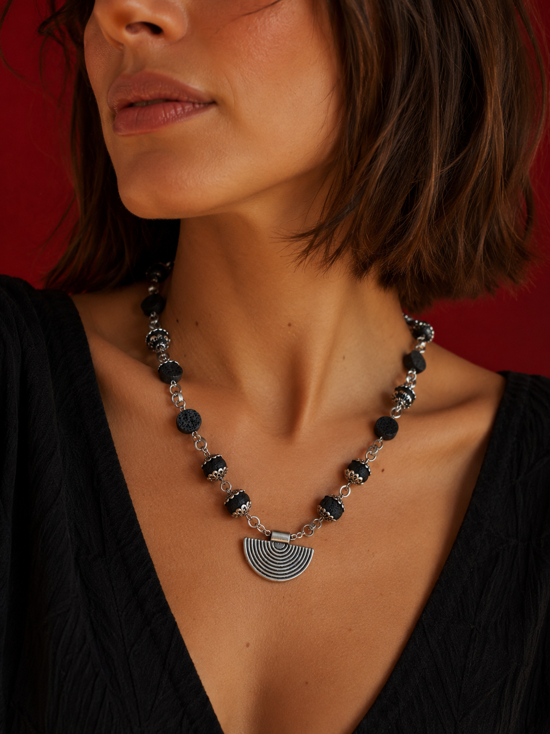 שרשרת לבה עם תליון גיאומטרי N 2009 Lava Stone Necklace with Geometric Pendant