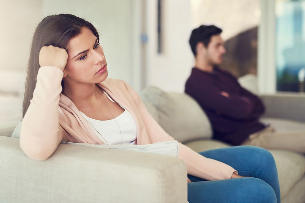 Paar sitzt mit sichtbarem Abstand nebeneinander und schaut in verschiedene Richtungen – Blogbeitrag über emotionalen Rückzug und Nähe-Distanz-Dynamik in Beziehungen