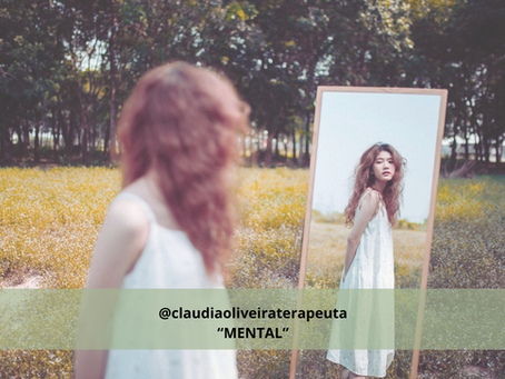 Mulher olhando seu reflexo no espelho, simbolizando a busca por identidade e validação, em referência ao narcisismo e à construção da autoimagem nas redes sociais.