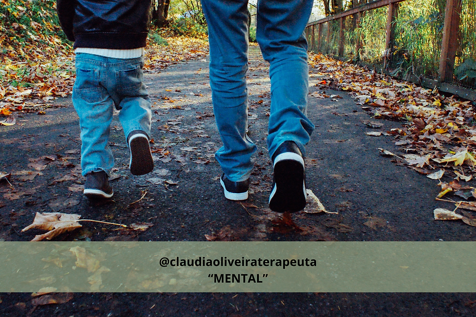 um pai caminhando com o filho por caminho com folhas