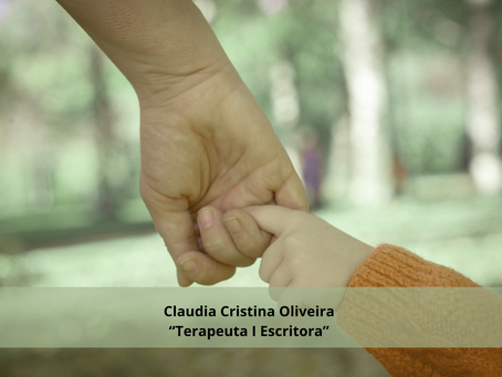 Uma mão adulta segurando a mão de uma criança