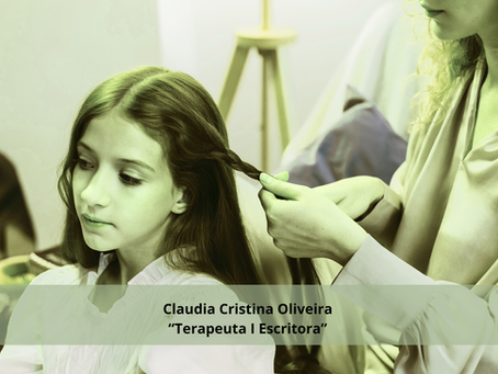 uma mulher fazenda trança no cabelo de uma menina