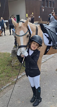 Photo_Charlotte Dermann und Tabaluga_edi