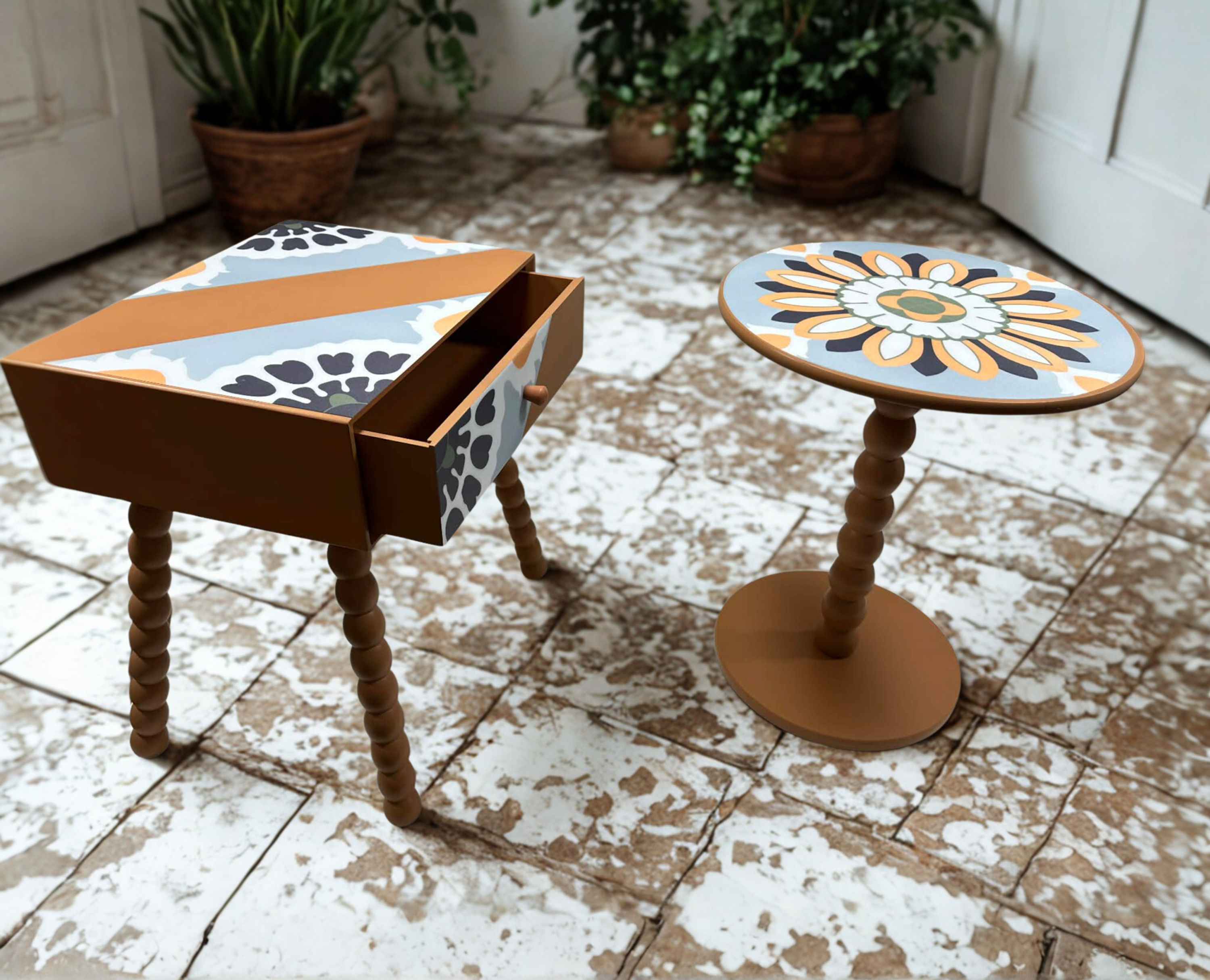 Retro mintás fiókos asztalka – kézzel frissített design darab