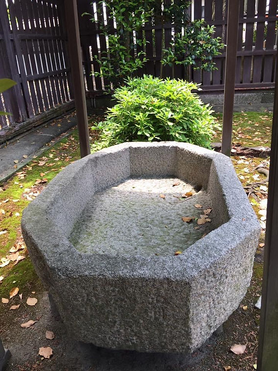 足利義満奉納水船(手水鉢)