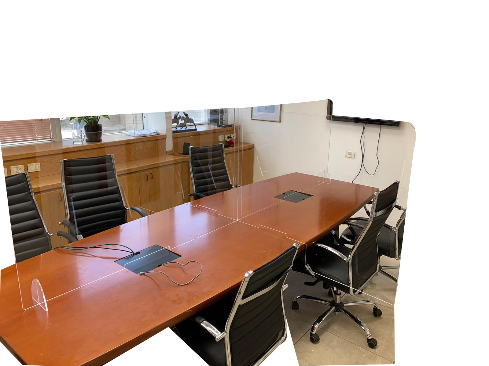 מגן פרספקס לחדר ישיבות