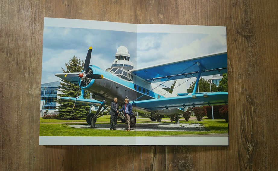 fotografia pracownika na tle infrastruktury lotniczej PAŻP, employer branding i sesja biznesowa Warszawa