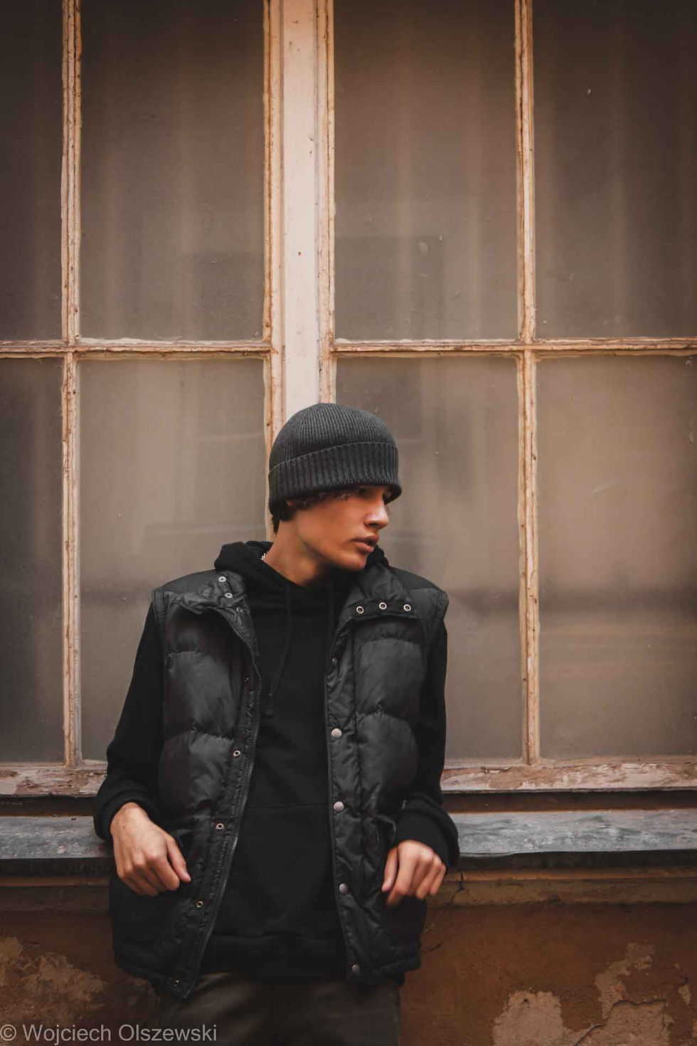 Proste pozy dla kobiet i mężczyzn do zdjęć - 5 propozycji póz dla pań i panów. Jaką pozę wybrać? Jaka poza jest najlepsza? Dobre, łatwe pozy