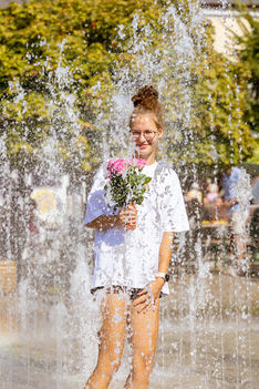 Kobieca sesja w mieście, sesja plenerowa z kwiatami Warszawa Olsztyn, dni Kutna 