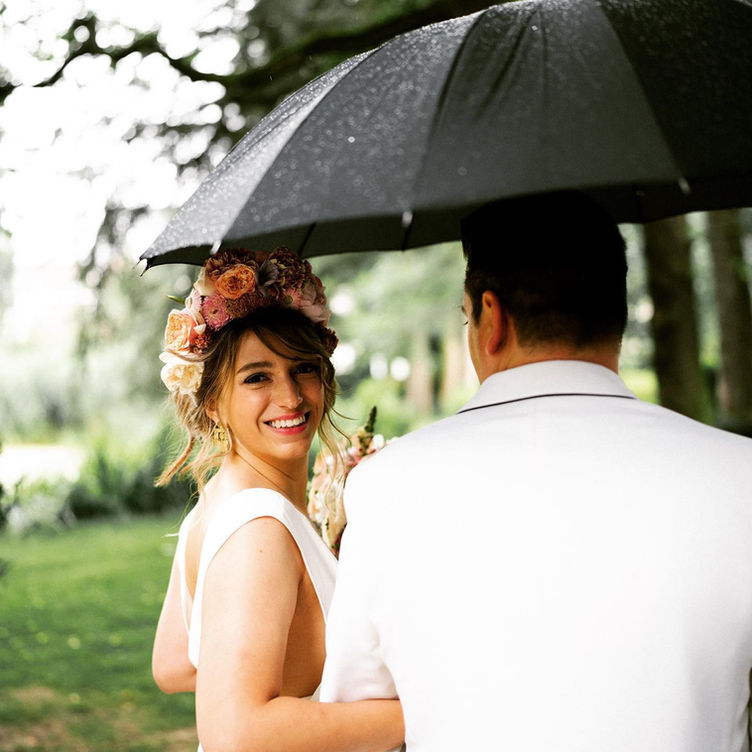 Mariage qui à eu lieu à La Ferme Rose,  Bruxelles lors des dernières mesures de confinements, à minuit, tout doit être rangé. Mariage très coloré car l'inspiration de la mariée était Frida Khalo!