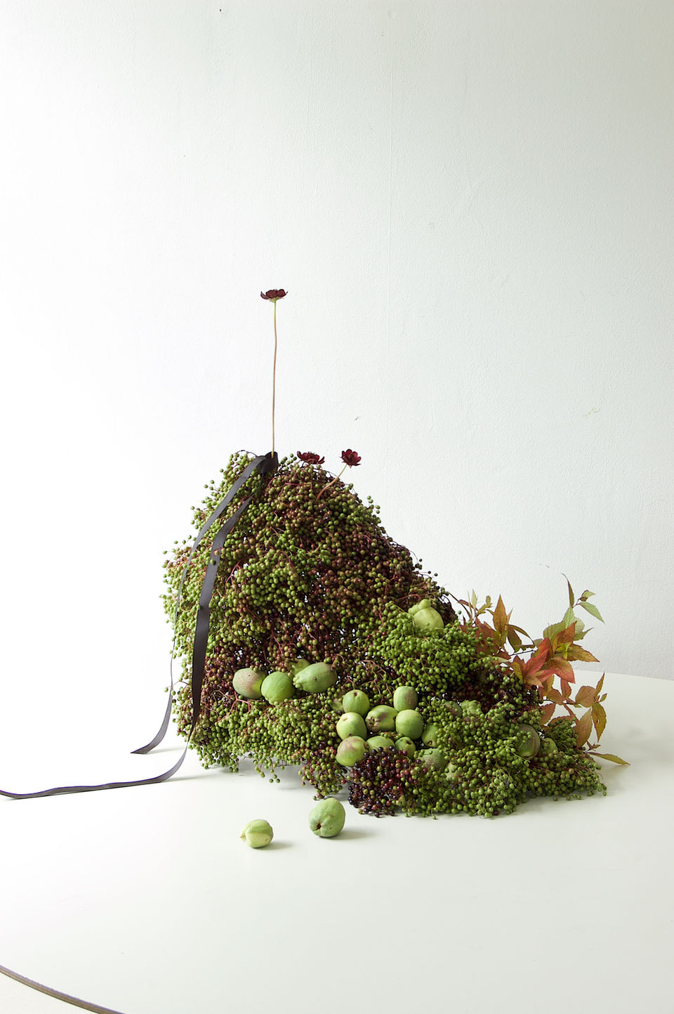 Sculpture florale contemporaine en forme de petits rochers. Pour Elle Belgique et le 'Women of the year awards', 2024.