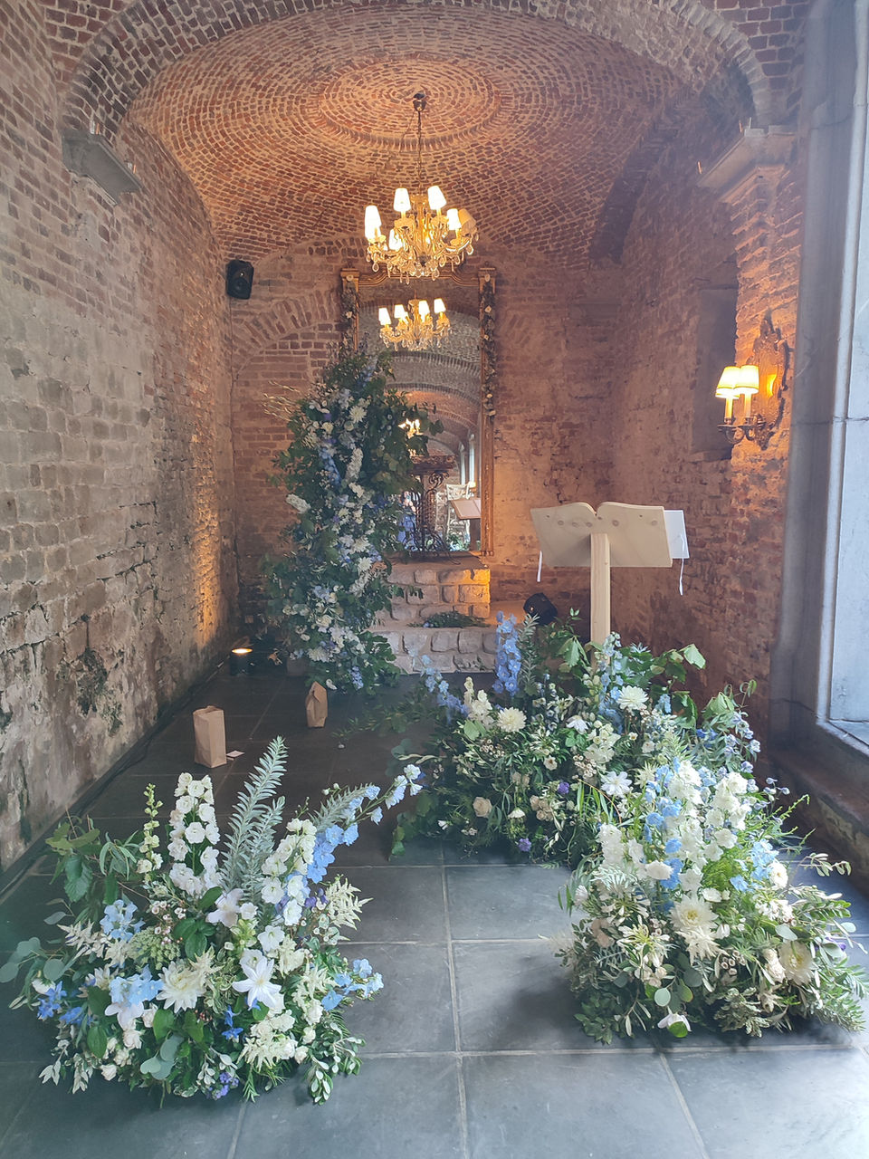 Design floral d'une arche asymétrique mariage, Nolwenn & florent, 
Le sublîme mariage de Nolwenn et Florent, ici dans le cloître de L'abbaye de Nizelles. Design floral d'une arche asymétrique et un chemin fleuri pour la cérémonie laîque.