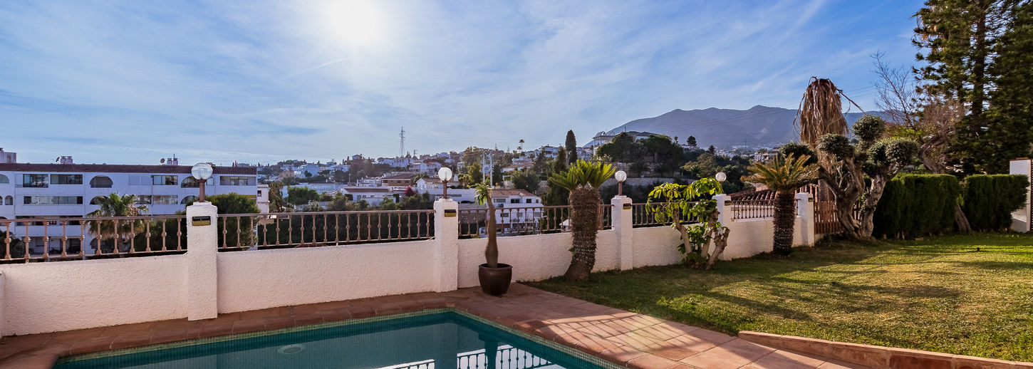 Villa de 267 m² a solo 400m de la playa en Torreblanca. Con 4 dormitorios, piscina privada y suite independiente. Ideal como vivienda de lujo o inversión vacacional. ¡Descubra su oasis en la Costa del Sol!