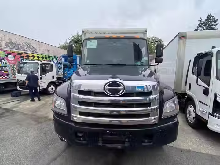 USED TRUCK 2017 HINO.avif