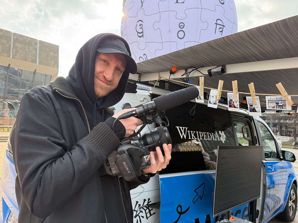 High-quality videos are in the works: Cameraman Felix at the Wikipedia bus in Leipzig