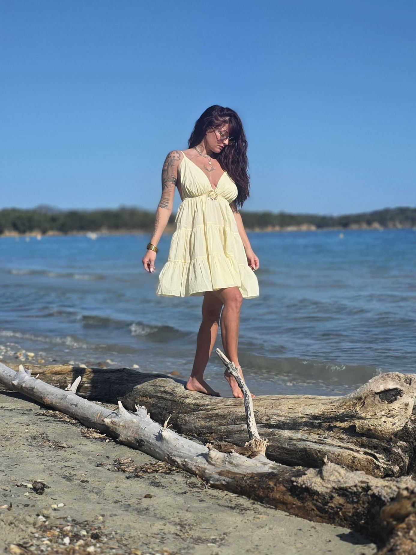 Robe courte dos nu avec broche soleil