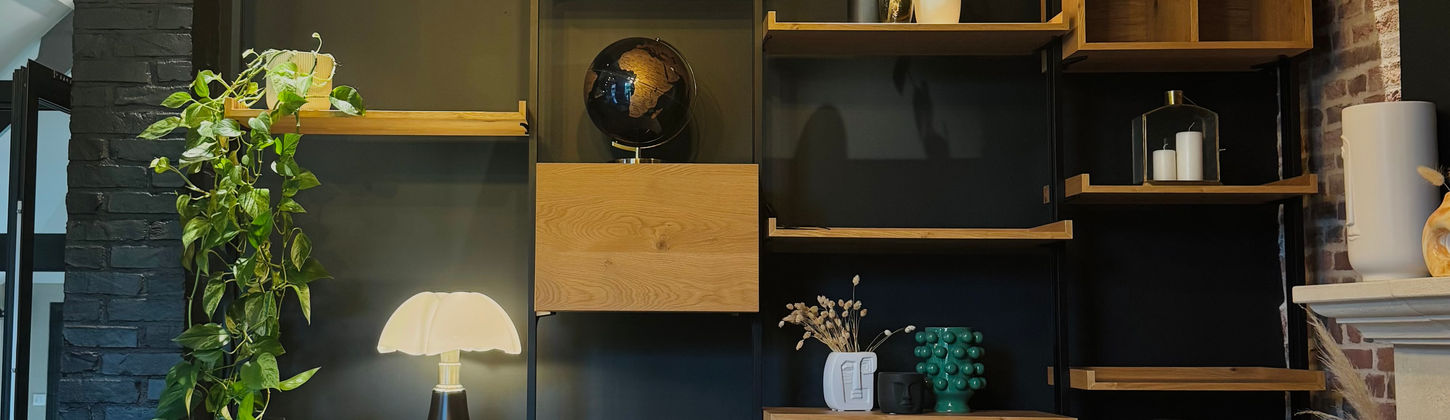 Meuble bibliothèque sur mesure en bois et noir, rénovation de grange avec décoration raffinée.