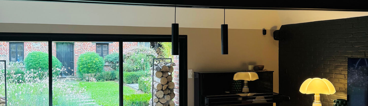 Deuxième salon TV rénové, ambiance conviviale et matériaux naturels, projet de grange contemporaine.