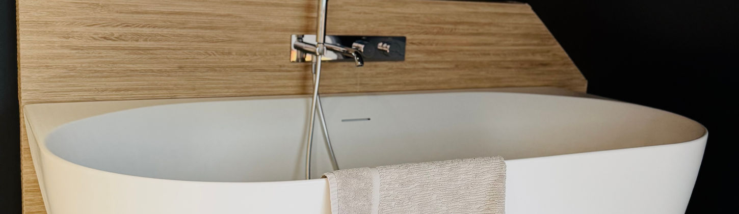 Salle de bain rénovée avec douche moderne et finitions soignées.