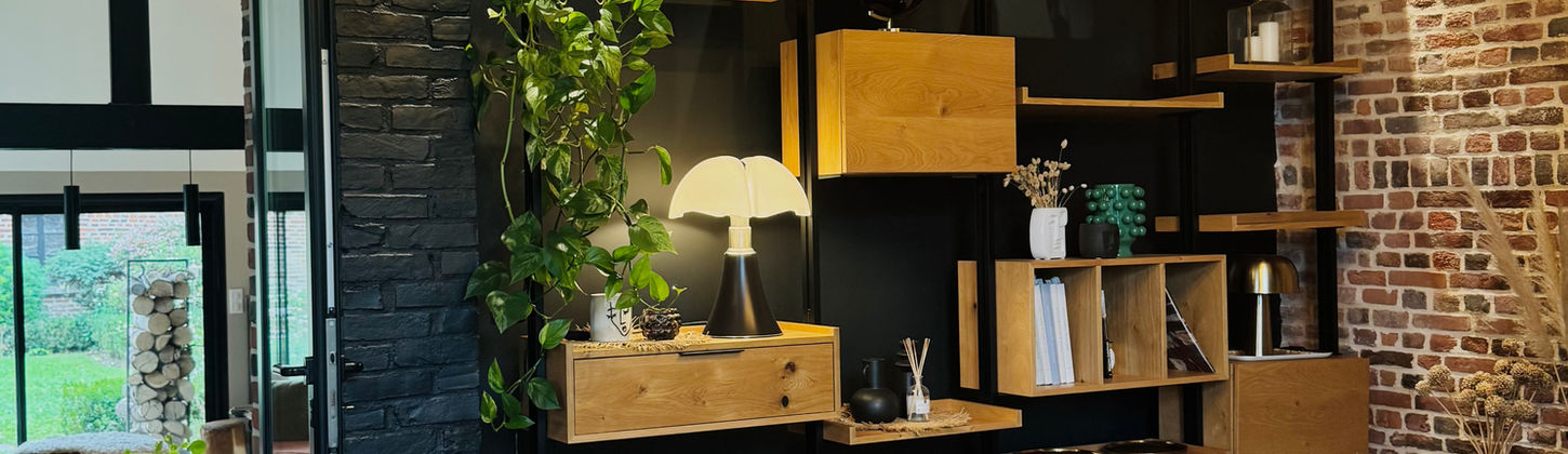 Meuble bibliothèque sur mesure en bois et noir, rénovation de grange avec décoration raffinée.