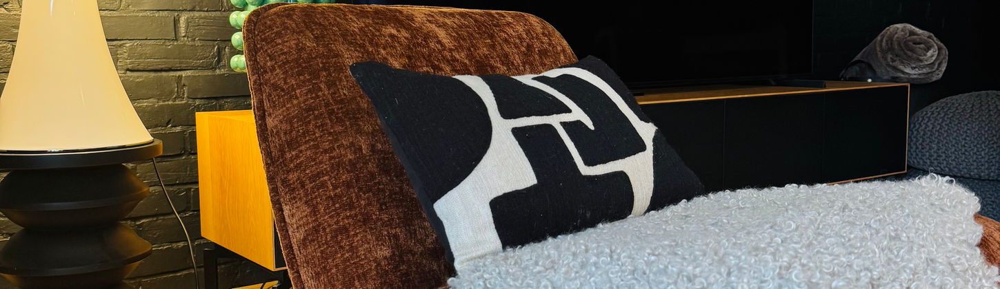 Deuxième salon TV rénové, ambiance conviviale et matériaux naturels, projet de grange contemporaine.