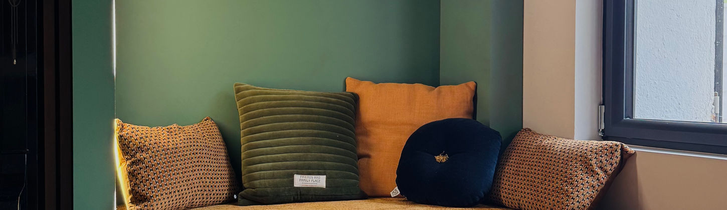 Coin bibliothèque et bar cosy, ambiance chaleureuse et raffinée.