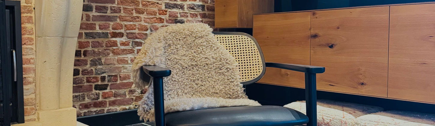 Deuxième salon TV rénové, ambiance conviviale et matériaux naturels, projet de grange contemporaine.