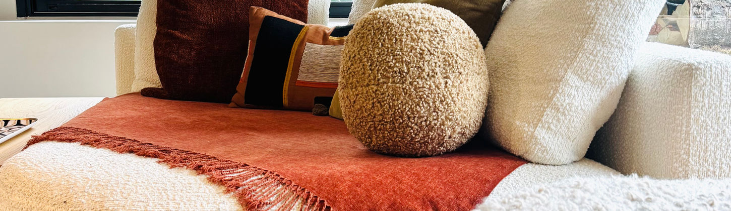 Deuxième salon TV rénové, ambiance conviviale et matériaux naturels, projet de grange contemporaine.