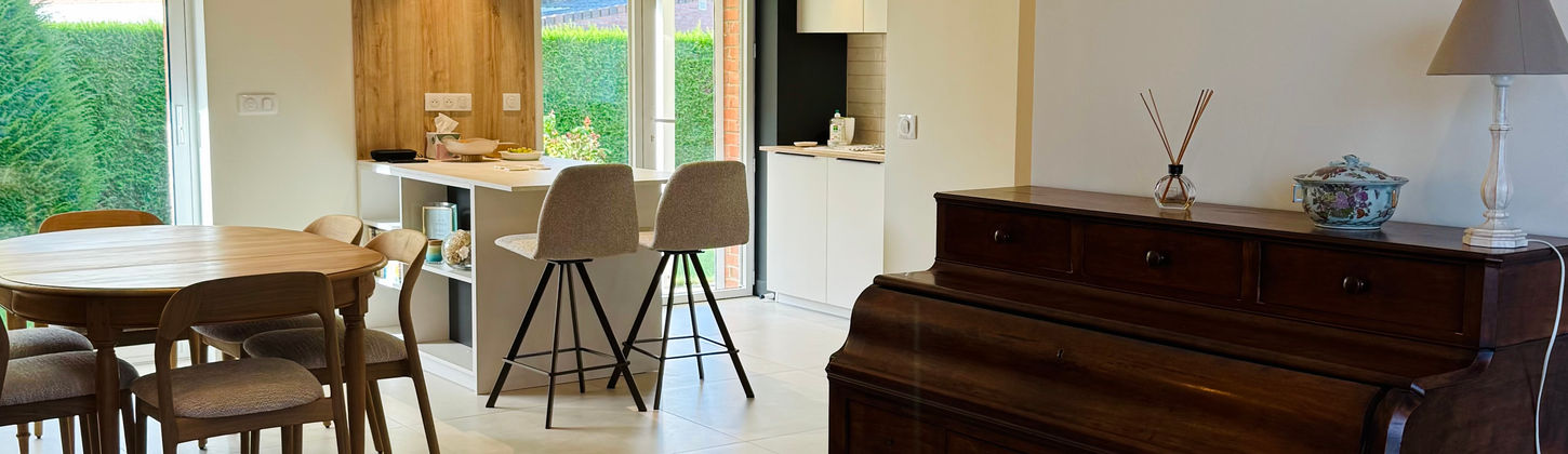 Rénovation du salon, espace de vie lumineux et moderne aux tons naturels et apaisants.