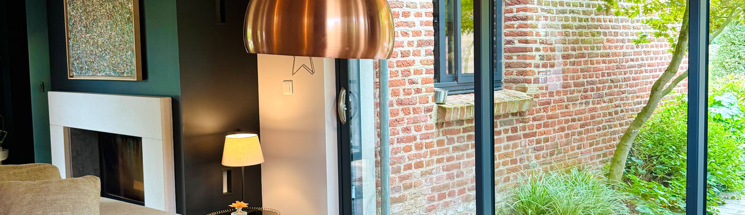 Salon TV cosy avec canapés confortables et décoration élégante