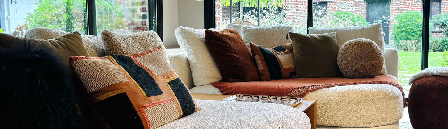 Deuxième salon TV rénové, ambiance conviviale et matériaux naturels, projet de grange contemporaine.