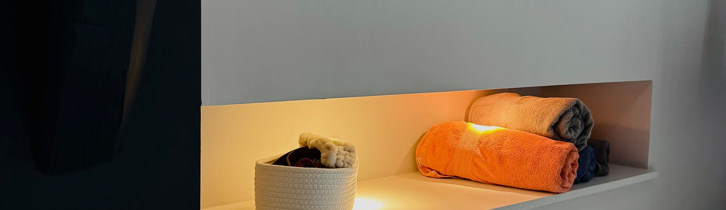 Salle de bain rénovée avec douche moderne et finitions soignées.