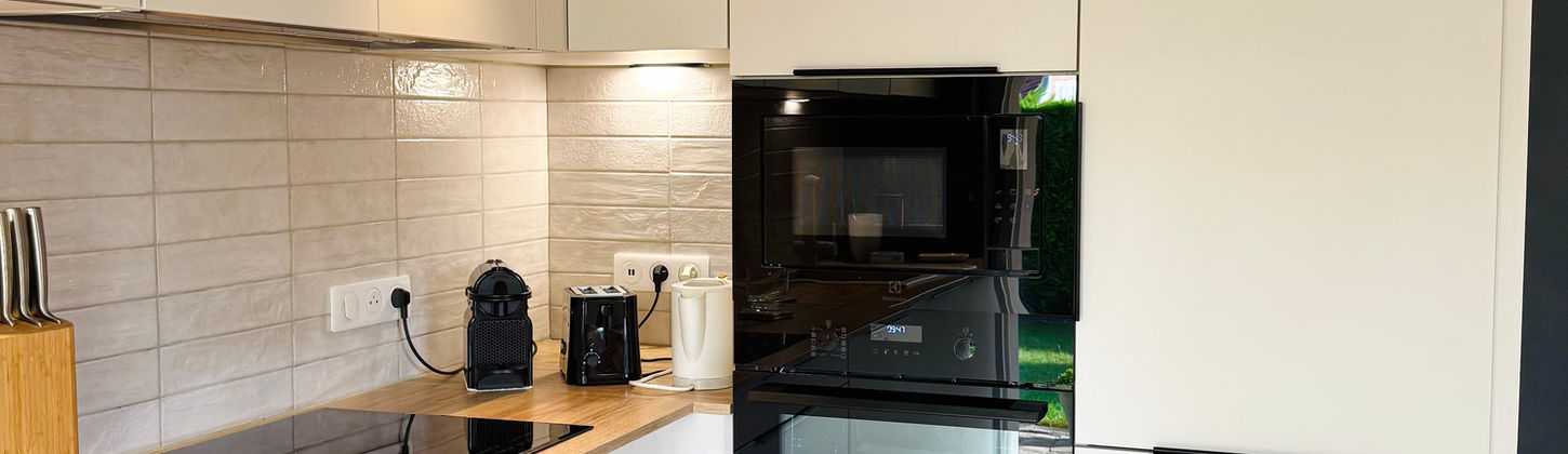 Rénovation de cuisine familiale moderne, mêlant matériaux naturels et architecture intérieure contemporaine.