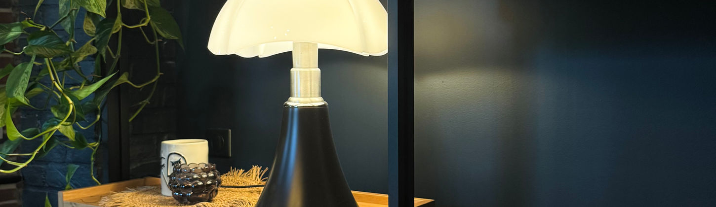 Meuble bibliothèque sur mesure en bois et noir, rénovation de grange avec décoration raffinée.