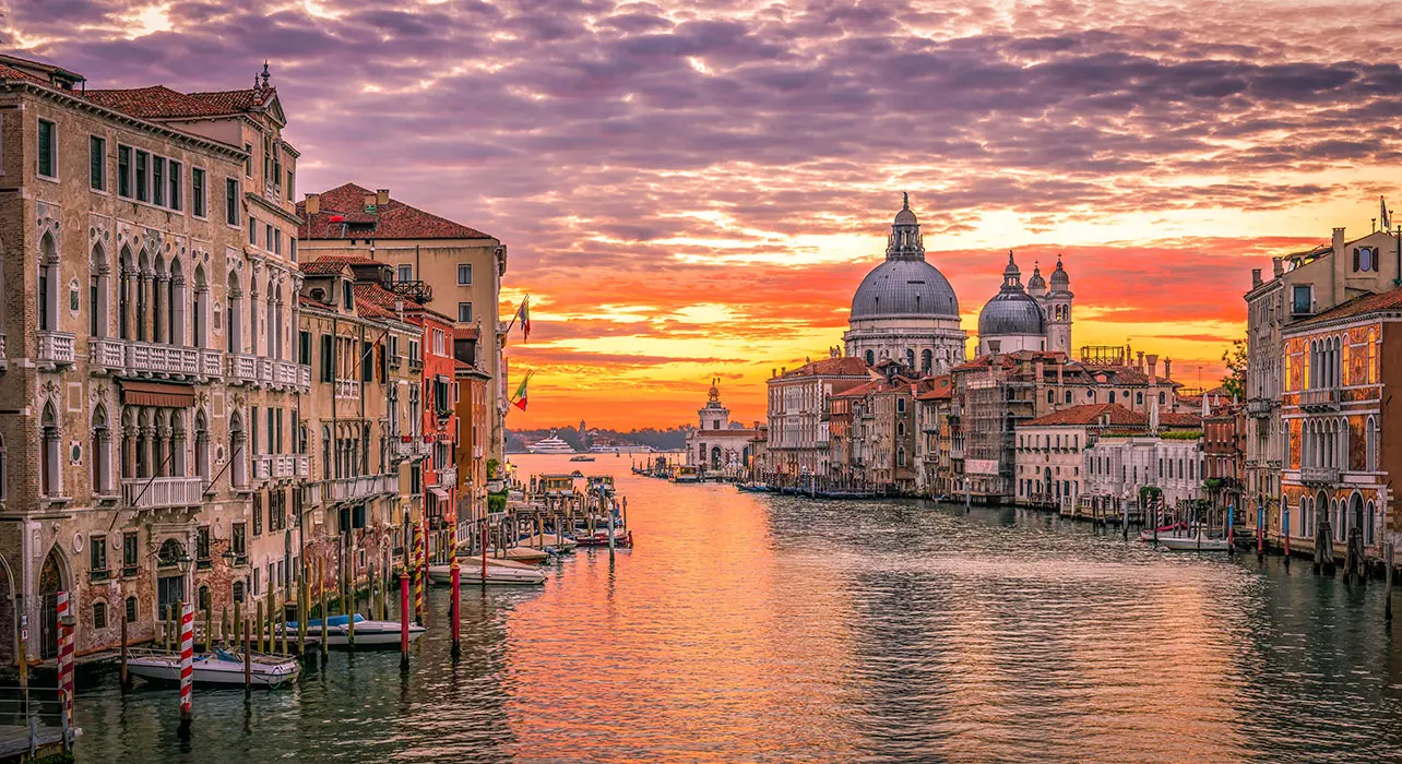 3-slide-italy-venice-grand-canal-sunrise-pano.webp
