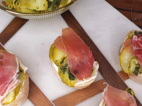 Brusquetas de Pão Italiano, Queijo Cremoso, Abobrinha e Parma