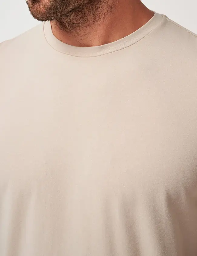 Camiseta premium algodão egípcio off-white— vista detalhe, Enclave