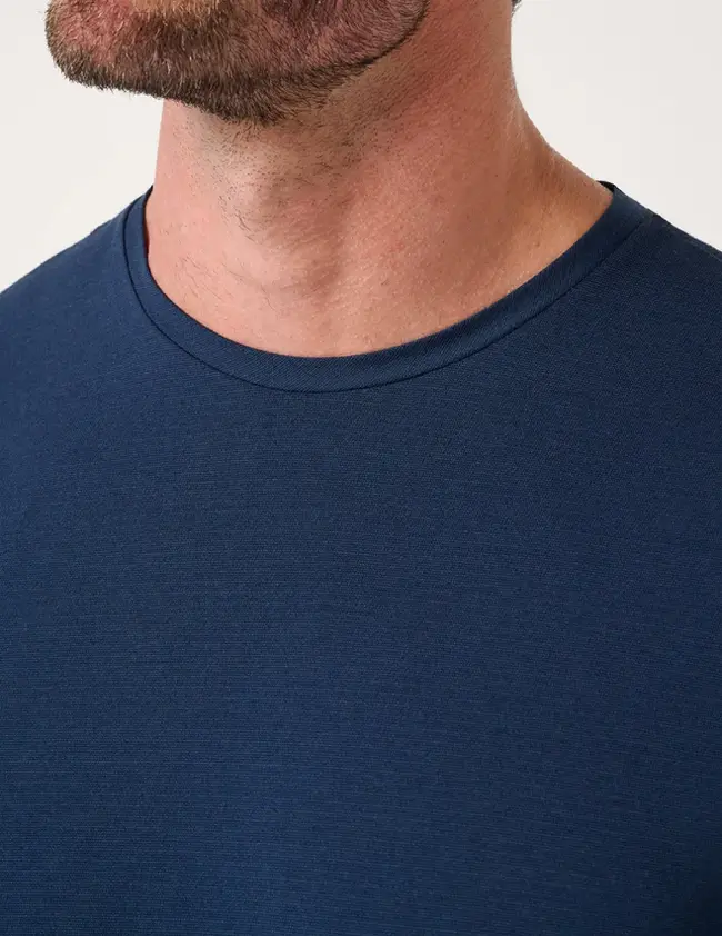 Camiseta premium algodão egípcio azul — vista detalhe, Enclave
