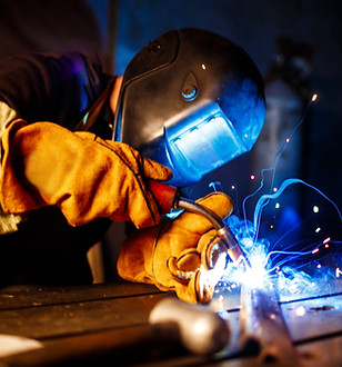corte-de-metal-com-equipamento-de-plasma-na-planta.jpg