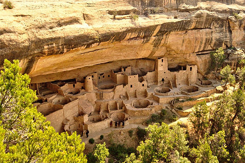 Picture of the historical buildings below the cliff face of Mesa Verde