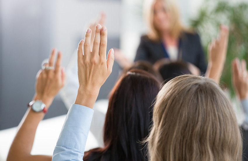 Grupo-de-mujeres-voto-en-seminario