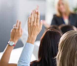 Grupo-de-mulheres-voting-durante-seminár