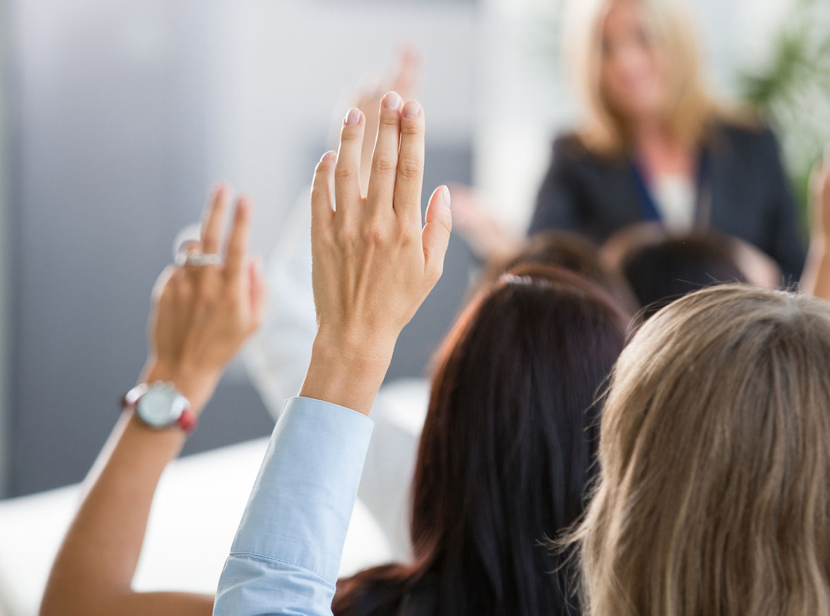 Gruppe-von-Frauen-Voting-während-Seminar
