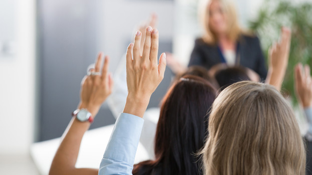 Grupo-de-mujeres-voto-en-seminario